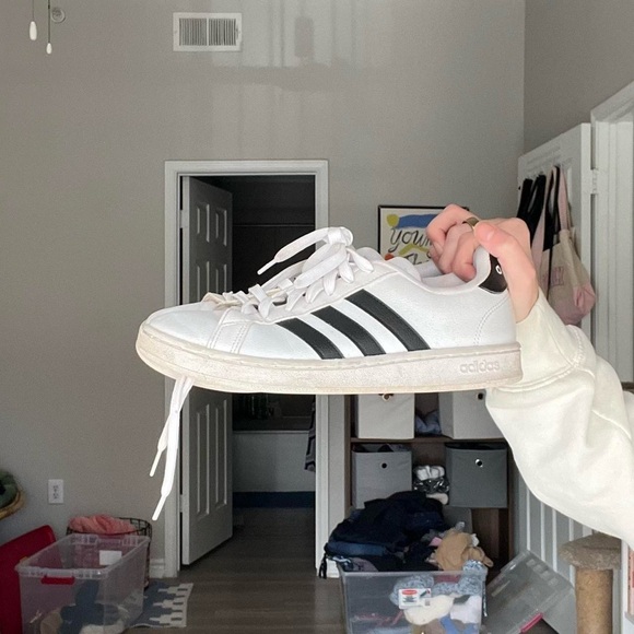 White and black Adidas Grand Court sneakers with Cloudfoam cushioning - Picture 2 of 7